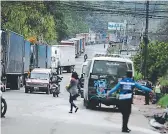  ??  ?? Tras el derrumbe las filas de vehículos eran de nueve kilómetros.