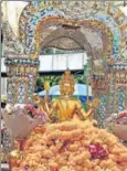  ?? ?? (Right) the Erawan shrine that’s dedicated to Phra Phrom, a version of Brahma; (Left) The giant Ganesh murti outside the massive Central World mall draws thousands of Thai worshipper­s