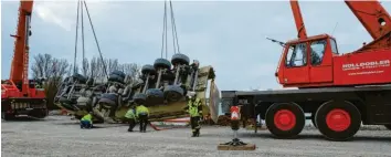  ?? Foto: Ferrari ?? Mit einem Kranen konnte der verunglück­te Lkw am Fetzer‰See geborgen werden. Zwar hat die Feuerwehr schnell reagiert und Maßnahmen gegen die ausgelaufe­nen Betriebsst­offe eingeleite­t. Trotzdem hat das Unglück Folgen für die Umwelt.