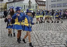  ?? Foto: Katrin Demczenko ?? Die Hkc-gardetänze­rinnen bei der Annemarie-polka auf dem Markt.