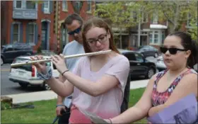  ?? MARIAN DENNIS — MEDIANEWS GROUP ?? Parishione­rs sang hymns following each prayer on Friday as they participat­ed in the annual Good Friday Prayer Procession­al in Pottstown.