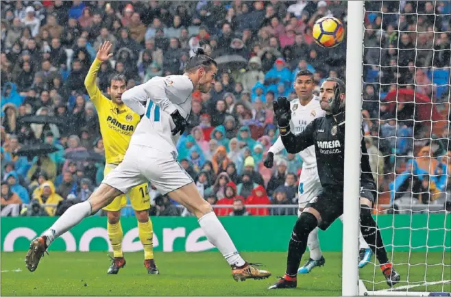  ??  ?? GOL ANULADO. En el minuto 14 de encuentro, Bale marcó de cabeza, pero Undiano Mallenco lo anuló por fuera de juego del galés.