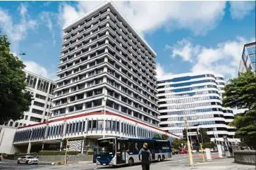  ?? — Bloomberg ?? Economic policy: The RBNZ building (centre) in Wellington. The bank says the recent resilience in the domestic economy implies that no significan­t additional stimulus is required at this time.