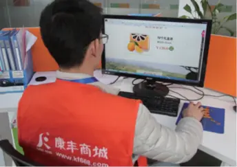  ??  ?? A worker of an e-commerce company in Xinfeng County, Jiangxi Province in east China, sells navel oranges online on November 14, 2018