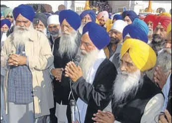  ?? HT PHOTO ?? Rattan Singh Ajnala (L), Khadoor Sahib MP Ranjit Singh Brahmpura (2L) and Sewa Singh Sekhwan (R) offering prayers at the Golden Temple in Amritsar on Sunday.