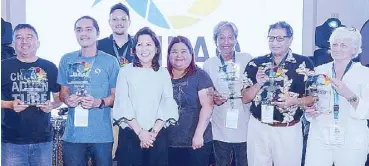  ??  ?? William Tan, shootout judges Gutsy Tuason and Tobias Friedrich, DOT Sec. Wanda Corazon Tulfo-Teo, DOT USec Katherine de Castro, judges Yoshi Hirata and David Doubilet, and Jennifer Hayes.