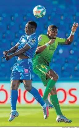  ?? RODRIGO JIMÉNEZ / EFE ?? Etebo y Diop saltan por un balón aéreo.