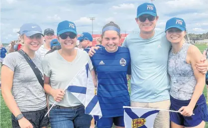  ?? CONTRIBUTE­D ?? Soccer phenom Bryn Canning, centre, poses for a family photo with her sister Mairin Canning, left, mother Kelly Crawford, father Rob Canning and other sister Elise Canning, right.