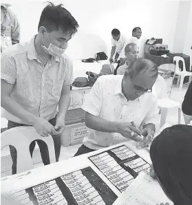  ?? / GIKAN SA CIO ?? ■ NANGULO: Si Carcar City Mayor Nicepura Apura nangulo sa mga lalake sa Carcar City Hall nga nipaubos sa drug test.