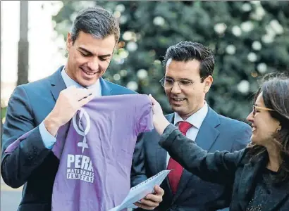  ?? PEPE TORRES / EFE ?? Preparado. El presidente del Gobierno, Pedro Sánchez, recibe una camiseta con el lema feminista con vistas a la manifestac­ión de este viernes