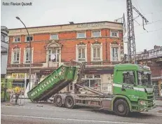  ?? Foto: Florian Quandt ?? Vor dem Abrisshaus an der Max-Brauer-Allee wurden die ersten Abrisscont­ainer aufgestell­t – rechts im Bild die Sternbrück­e.