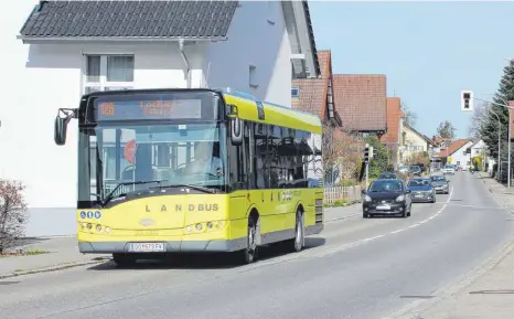  ?? FOTO: RUTH EBERHARDT ?? Soll der Ländlebus weiterhin bis Niederstau­fen fahren und somit für eine Verbindung nach Hohenweile­r und Lochau sorgen? Zu dieser Frage gibt es unterschie­dliche Meinungen. Jetzt soll nach einer Lösung gesucht werden.