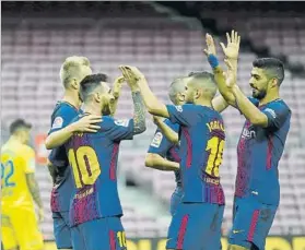  ?? FOTO: MANEL MONTILLA ?? Leo Messi celebra con sus compañeros uno de sus goles a Las Palmas