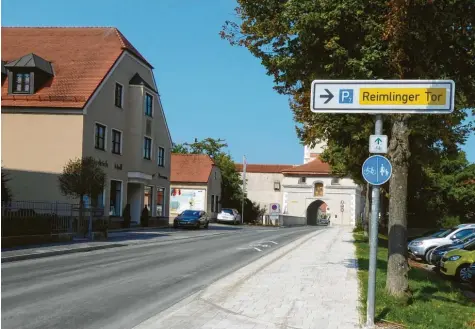  ?? Foto: Stadtbauam­t ?? Vor dem Reimlinger Tor ist bereits ein Vorschlag aus dem Radverkehr­skonzept der Stadt umgesetzt worden. Künftig sind im Teilbereic­h zwischen Tor und Kreuzung Bürgermeis­ter-Reiger-Straße Autofahrer und Radler gleichbere­chtigt.