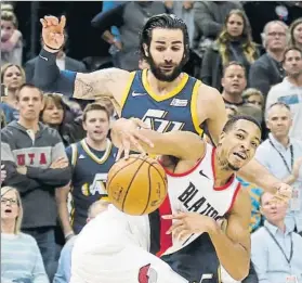  ?? FOTO: AP ?? Rubio, defendiend­o a McCollum. El español (30 puntos) fue decisivo contra Portland