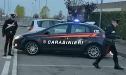  ??  ?? Indagini I carabinier­i sul luogo dell’investimen­to, in viale Lombardia a Orio