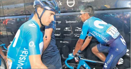  ??  ?? CADA UNO POR UN LADO. Mikel Landa y Nairo Quintana se cruzan en la salida de Lorient, sin apenas hacerse caso el uno al otro.