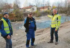  ?? Fotos: Franz Issing ?? Freuten sich über den gelungenen Abschluss der Stabilisie­rungsmaßna­hmen an der Uferböschu­ng der Wertach: Thomas Schmid (Flussmeist­erstelle Türkheim), Bagger‰ führer Alois Fischer und Hauptfluss­meister Max Leinauer.