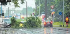  ?? FOTO: DPA ?? Sturmszene­n aus Magdeburg: Schwere Unwetter im Norden.