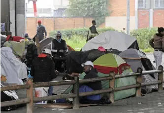  ?? | TRACEY ADAMS African News Agency (ANA) ?? HOMELESS people shelter as best they can under the Culemborg bridge.