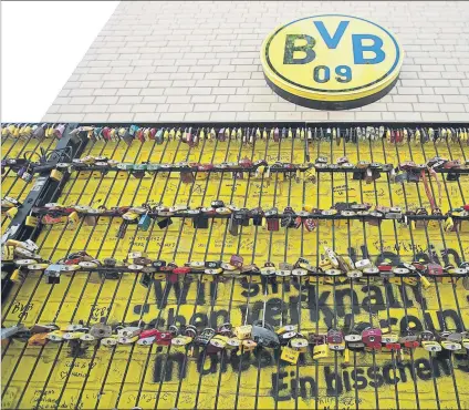  ?? FOTO: EFE ?? Ayer, candados del amor en el Signal Iduna Park, que estará vacío mañana ante el Schalke en la reanudació­n de la Bundesliga