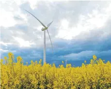  ?? FOTO: JEAN-FRANCOIS MONIER/AFP ?? Lockerunge­n der 10H-Regel bei Windkrafta­nlagen werden vom bayerische­n Wirtschaft­sminister Hubert Aiwanger angemahnt.