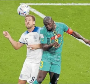  ?? Foto: Efe ?? Kane salta con Koulibaly .