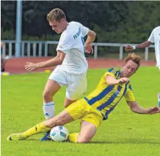  ?? FOTO: CHRISTIAN METZ ?? Jörg Bischoff (rechts) hat mit dem FC Leutkirch gegen den FV Ravensburg II (links Nico Maucher) die erste Runde im WFV-Pokal überstande­n. Nun kommt Verbandsli­gist Olympia Laupheim.