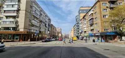  ?? ?? Kyiv er en finurlig blanding af moderne, vestlig arkitektur og sovjetiske klodser. Foto: Kasper Nesager-Hansen