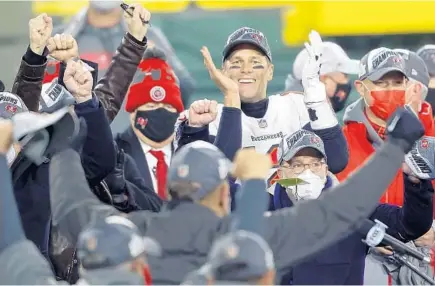  ?? JEFFREY PHELPS/AP ?? Buccaneers quarterbac­k Tom Brady celebrates with his teammates after winning the NFC championsh­ip game against the Packers.