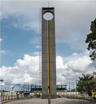  ?? Rodrigo Capote - 27.jun.2014/UOL ?? Linha do Equador, marcada por monumento, divide o campo do estádio Zerão (ao fundo)