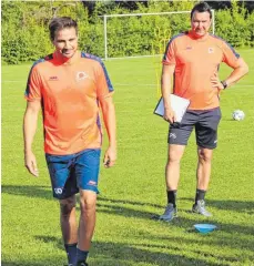  ?? FOTO: THORSTEN KERN ?? Bergs neuer Trainer Oliver Ofentausek (links) und sein Co-Trainer Patrick Singrün vermitteln im Training gute Laune.