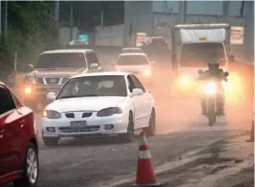  ??  ?? Ejecución. Así lucía ayer la vía que será abierta a tres carriles. Los trabajos en la zona levantan nubes de polvo.