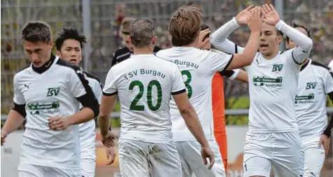  ?? Foto: Ernst Mayer ?? Torjubel beim TSV Burgau gab’s vergleichs­weise selten im bisherigen Verlauf dieser Kreisliga Runde. Ganze 18 mal durfte das Kellerkind jubeln. Vor wenigen Tagen wurde immerhin der dritte Sieg eingefahre­n. Vielleicht geht ja doch noch was in Sachen...