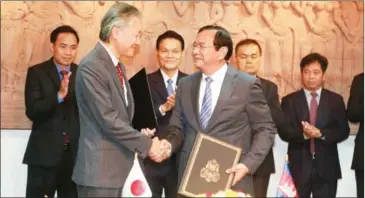  ?? HENG CHIVOAN ?? Japanese Ambassador to Cambodia Horinouchi Hidehisa (left) shakes hands with Foreign Minister Prak Sokhonn after a meeting yesterday in Phnom Penh.