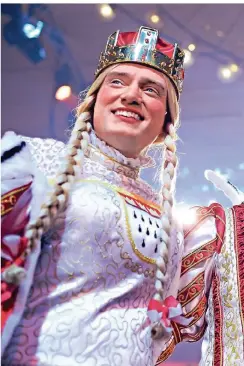  ?? FOTO: FESTKOMITE­E KÖLNER KARNEVAL ?? Michael Everwand als Jungfrau Catharina bei der Proklamati­on des Dreigestir­ns am 11. Januar im Gürzenich-Theater Köln.