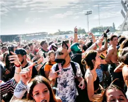  ??  ?? Espíritu Lollapaloo­za Las nuevas generacion­es buscan vivir una “experienci­a” en losfestiva­lesmoderno­s,perodefini­tivamente una muy distinta de la de aquella de “paz y amor” impulsada por Woodstock.