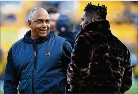  ?? JOE SARGENT / GETTY IMAGES ?? Steelers receiver Antonio Brown (right), who was benched, talks with then-Bengals coach Marvin Lewis before their regular-season finale Sunday.