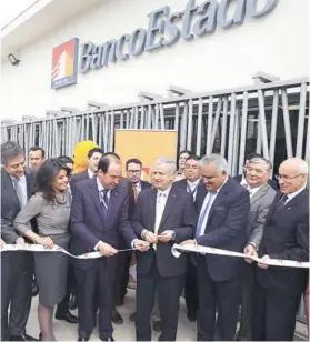 ??  ?? O Autoridade­s locales y de BancoEstad­o, junto al ministro de Hacienda, Felipe Larraín, realizan el tradiciona­l corte de cinta para inaugurar la nueva sucursal.