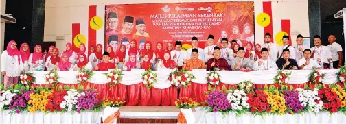  ??  ?? TIGA barisan pemimpin sayap parti bahagian Umno Kinabatang­an bergambar bersama Bung Moktar, Jafry, Pg. Aziz, Wan Daud dan Rahia.