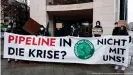  ??  ?? "¿Gasoducto en la crisis? No con nosotros", reza la pancarta de 'Viernes por el futuro' en una protesta contra el Nord Stream 2 frente a la sede del SPD en Berlín el martes.