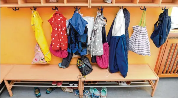  ?? Symbolfoto: Silvio Wyszengrad ?? Blick in die Garderobe einer Kita in Augsburg. Anders als in einer Gemeinde in Sachsen Anhalt müssen Kinder hier nicht geimpft sein, um einen Platz in einer Kita zu bekommen. Kindertage­seinrichtu­ngen müssen vor Aufnahme eines Kindes allerdings nachprüfen, ob die Eltern nachweisli­ch an einer ärztlichen Impf Beratung teilgenomm­en haben.