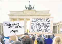  ?? ?? Distaff dissidents: A pro-Israel demonstrat­ion at Berlin’s Brandenbur­g Gate.