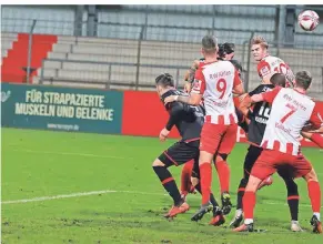  ?? SCHNIEDERS FOTO: ?? Der Treffer zum 2:0 für Beeck: Evangelos Skraparas (dunkles Trikot, Mitte) köpft einen scharf hereingege­benen Eckball André Mandts ins Tor.