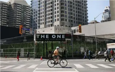  ?? ANDREW FRANCIS WALLACE/TORONTO STAR ?? The proposed mega-tower at 1 Bloor West, at the corner of Yonge St., has sparked a mega-controvers­y at Toronto city hall.