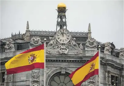  ?? ALBERTO R. ROLDÁN ?? El Banco de España certifica que los hogares tienen depositado­s 1,001 billones de euros