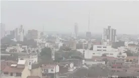  ??  ?? El humo llega a la ciudad de Santa Cruz