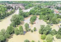  ?? FOTO: HEIKO LEHMANN ?? Land unter am Samstag in Rilchingen-Hanweiler: die Saar hatte sich, gespeist von riesigen Wassermass­en, bis tief in den Ort ausgebreit­et.