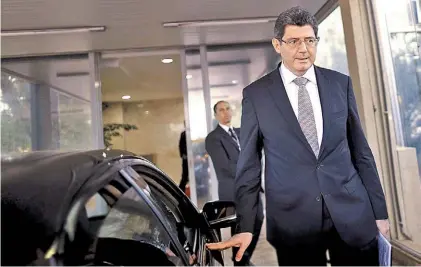  ?? REUTERS ?? Reunión. El ministro de Finanzas, Joaquim Levy, tras encontrars­e con su par de Desarrollo en Brasilia.