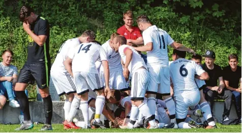  ?? Foto: Andreas Lenuweit ?? Ein Spielausga­ng wie gemalt für den TSV Kammlach: In der Schlussmin­ute entscheide­t Tim Heinzelman­n das Kreisligad­erby gegen den TSV Mindelheim mit seinem Tor zum 3:2 Endstand.